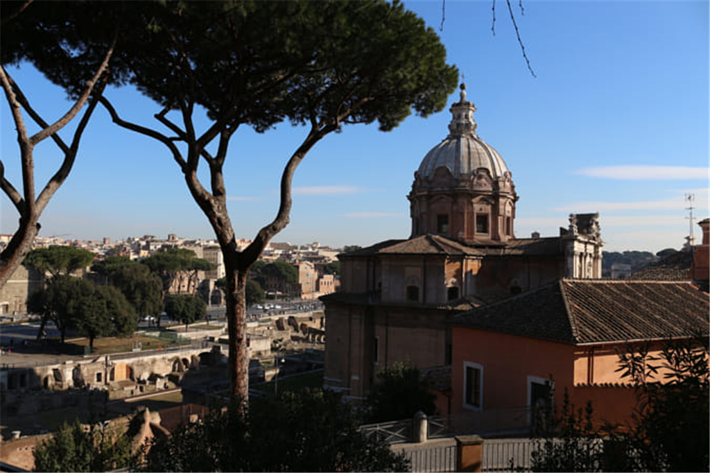 远处的城堡因其结实的质量,厚重的墙体,半圆形的拱券,坚固的墩柱,拱形