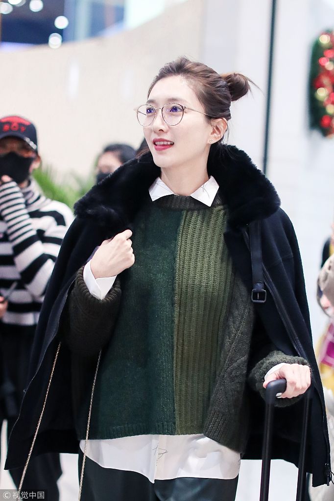 江疏影扎丸子头可爱俏皮	 图片来源:惊鸿潮搭/视觉中国