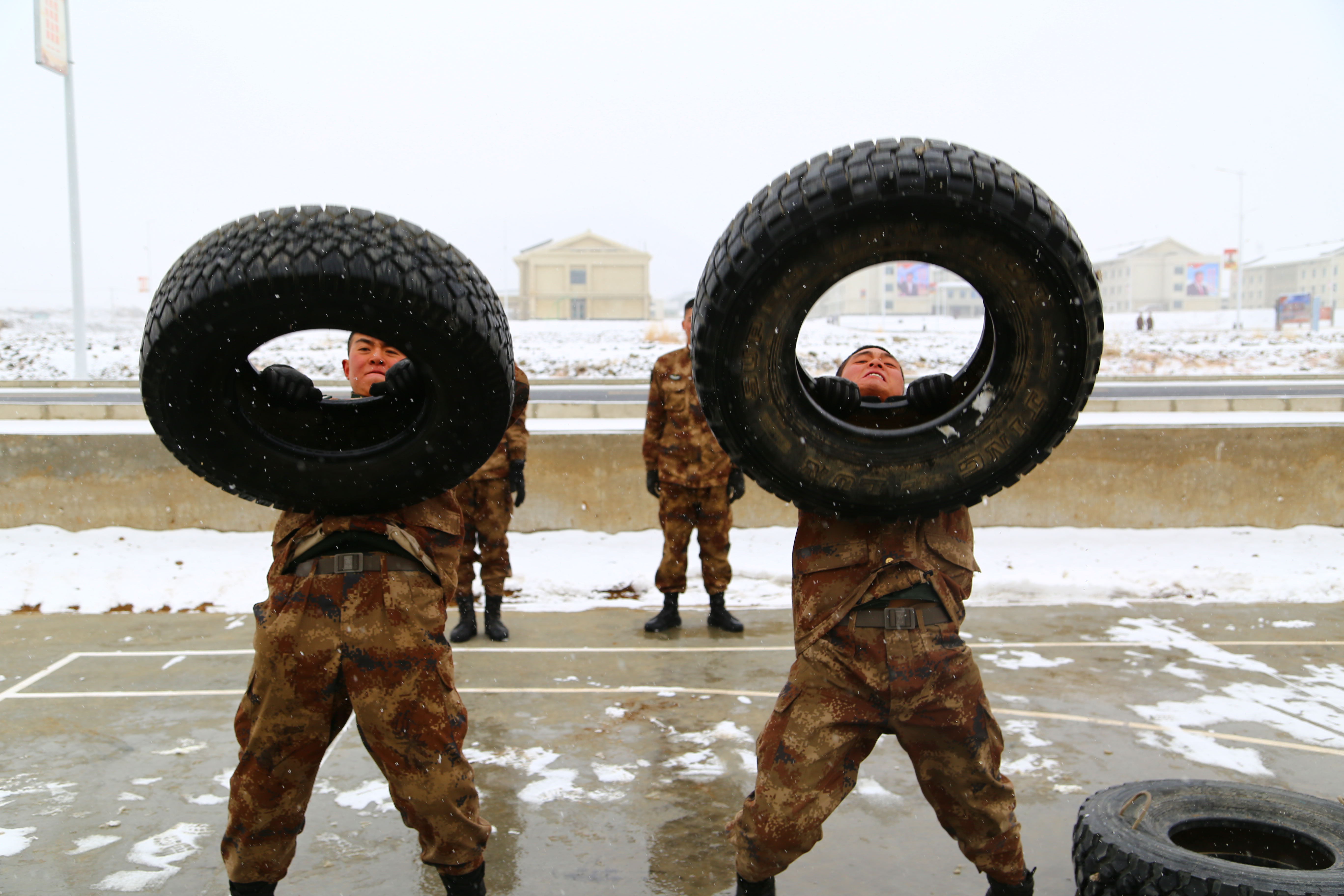 暴雪来袭,第77集团军某旅高原练兵上演"兵"雪奇缘