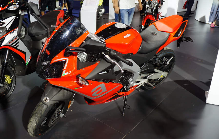 阿普利亚150cc跑车,单缸四气门水冷电喷,rs4125的孪生兄弟