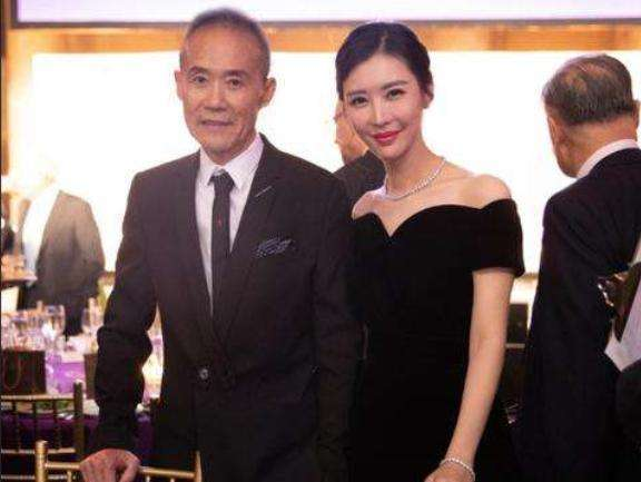 王石与小37岁妻子罕见同框,田朴珺蹲地为他系鞋带,两人大秀恩爱