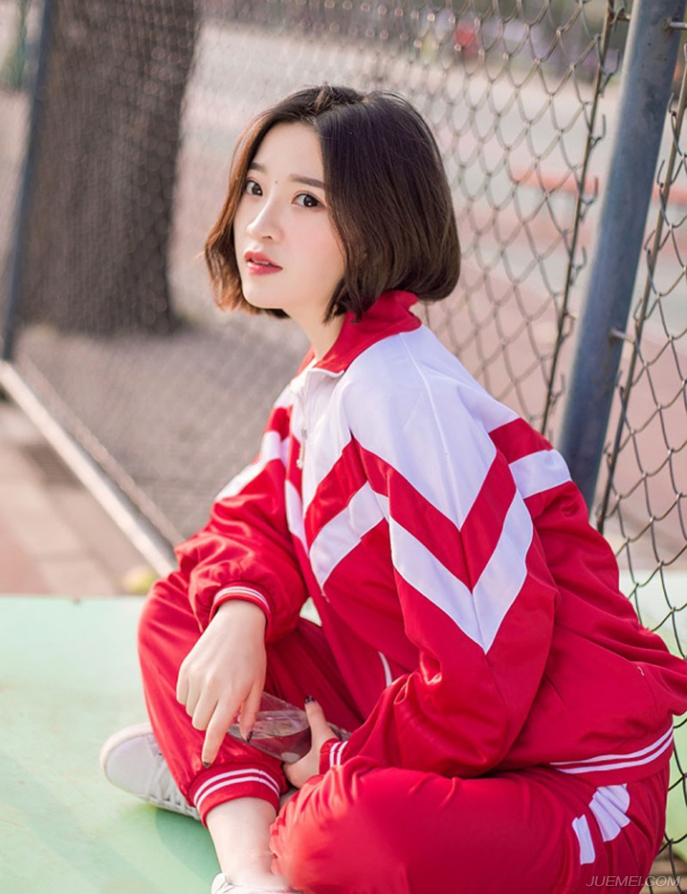 操场穿校服的高中生美女 甜美活泼