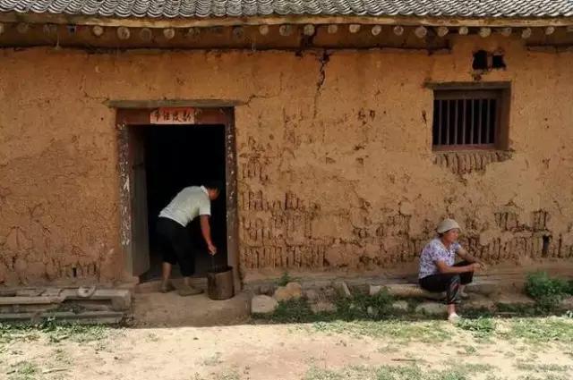 70年代的农村老照片:这种毛坯房,农村都已经不多见了!
