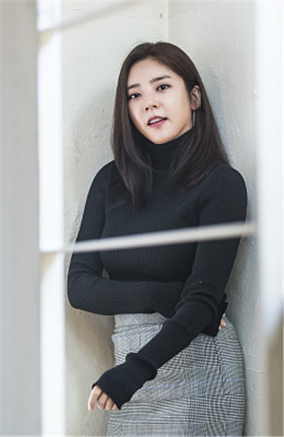 孙丹菲:高领针织衫格纹裙,尖头踝靴温婉知性