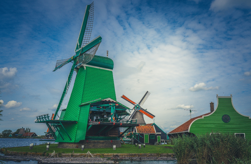 这些风车承担着各种工业和农业的任务,工业上,主要依靠风力来转动机械