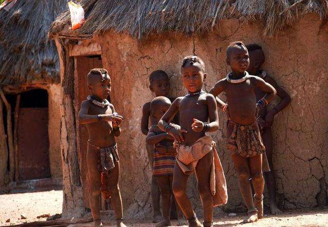 最"奇葩"的2个部落,都以光着身子为美,生孩子像母鸡"下蛋"