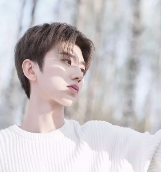 他是日本罕见的美男子,樱桃眼惹人注目,网友:还缺女朋友吗?