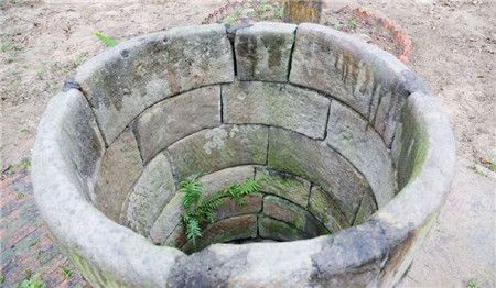 一句古话就做"吃水不忘挖井人"那么在古代,人们都是怎么挖井的