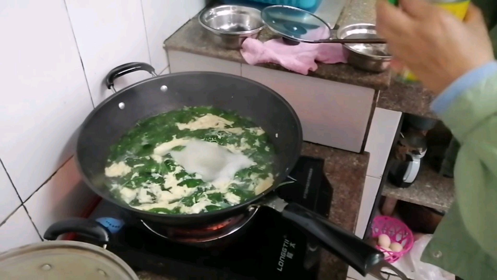 这个季节来碗枸杞叶鸡蛋汤,营养解热清甜可口,一人来一碗