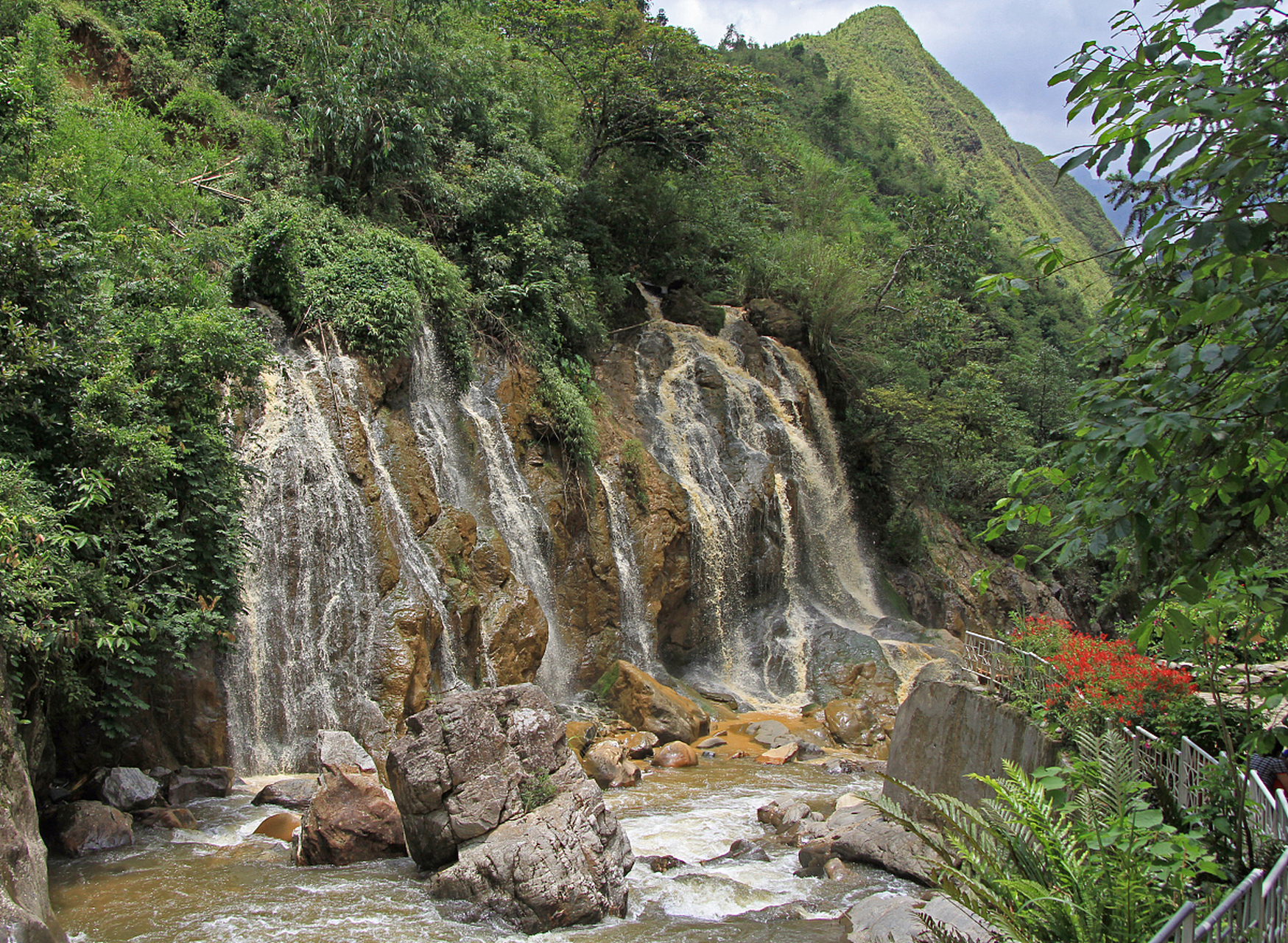 昆明安宁青龙峡风景区图片