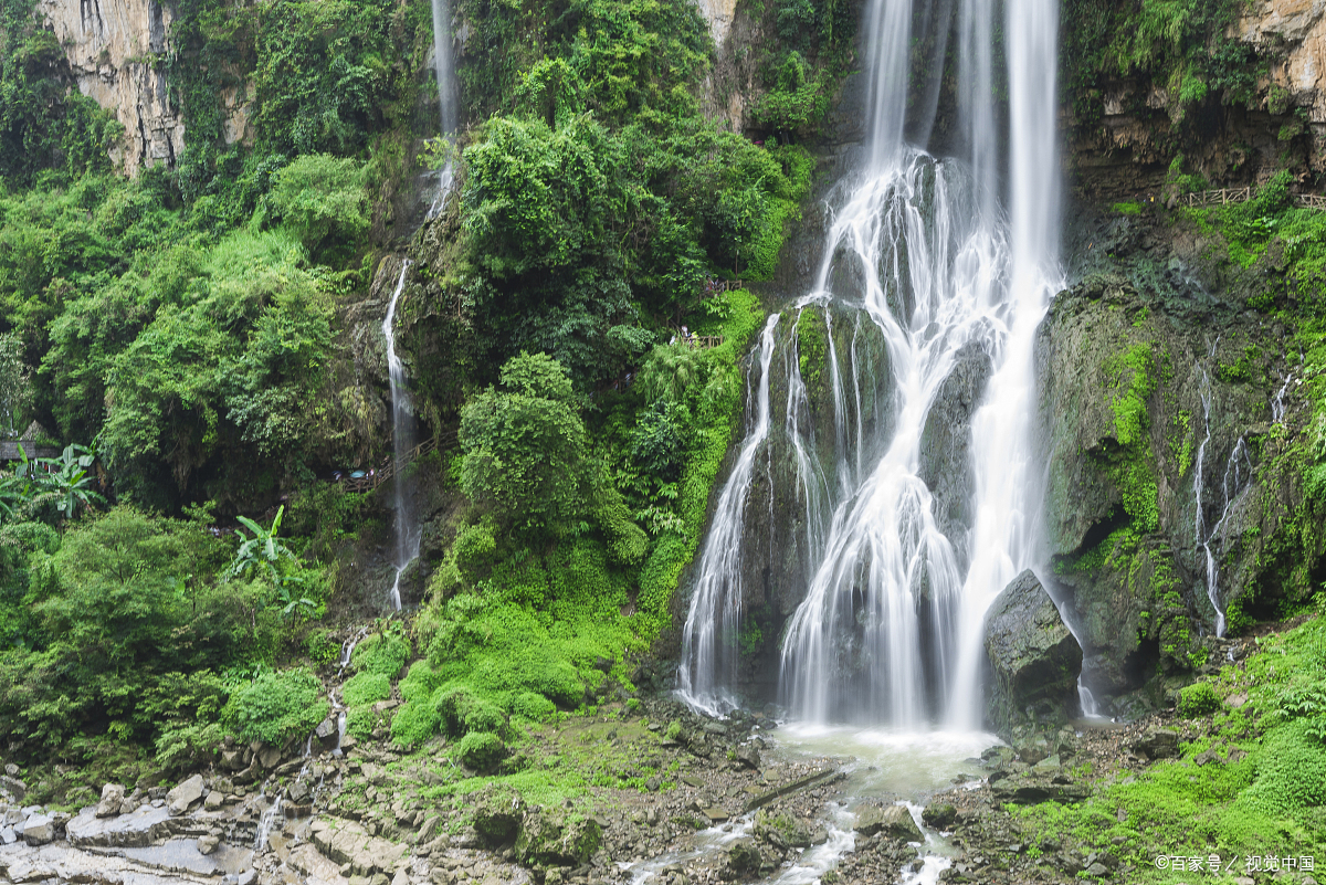 贵州省威宁县金钟镇老熊洞的吊水岩瀑布,正值雨季,水量很大