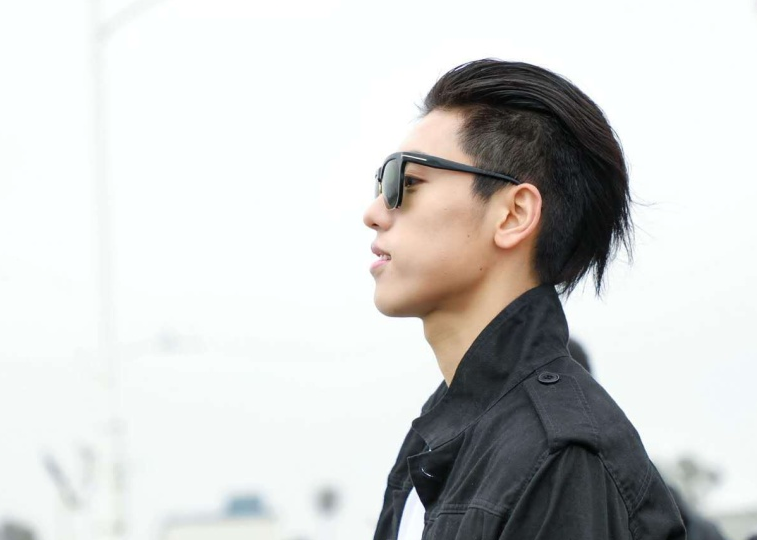 王子异的发型,一直都是大佬范,感觉在他的身边都有一种安全感.