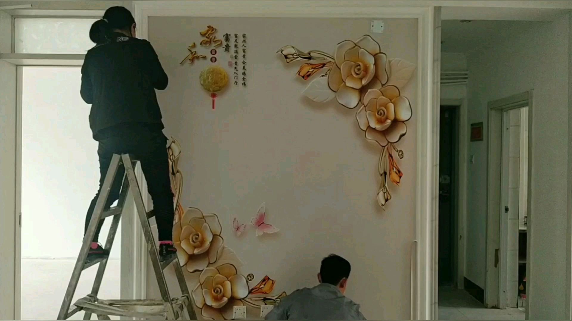 实拍电视背景墙壁画粘贴全过程,真是个技术活,开灯看效果还不错