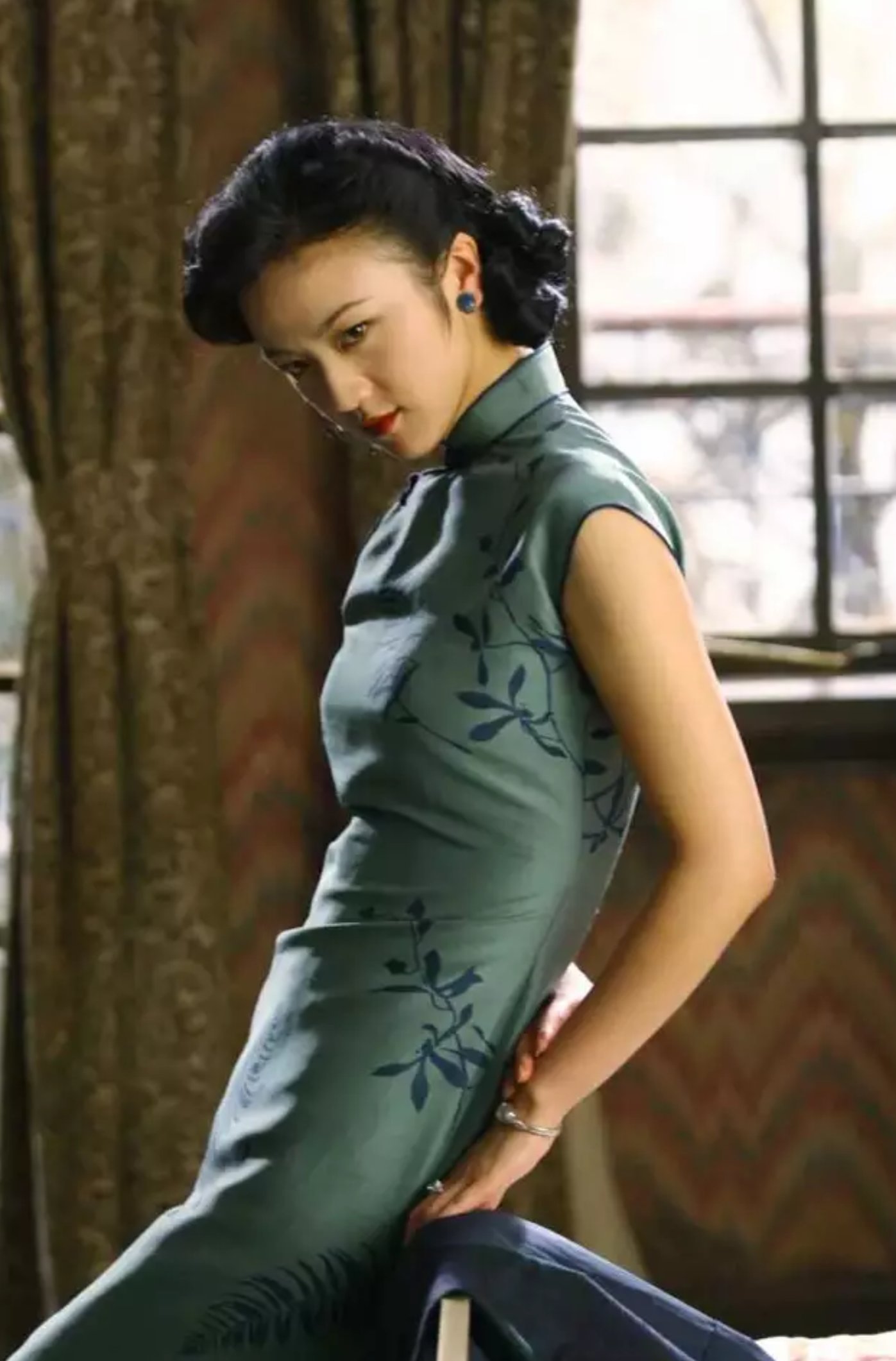 李宇春穿旗袍搭配运动鞋,网友这么评价!