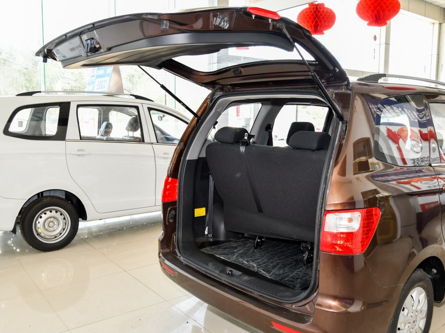 后备箱也挺开阔平整的 后备箱空间也够大,如果偶尔想放置比较长的东西