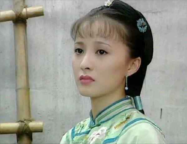 与张国立,邓婕主演,饰演方小雅,在剧中的古装扮相温婉美丽.