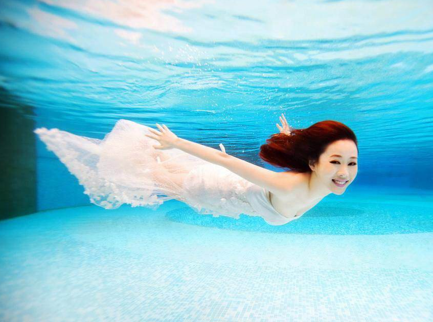 但是很多护士和医生却不建议这些游泳爱好者们在水下睁眼,主要的原因