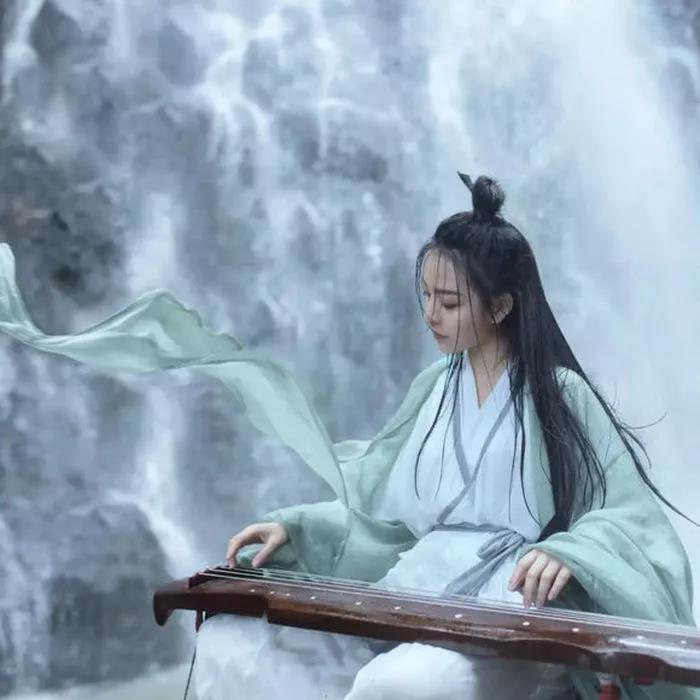 我有一壶酒,足以慰风尘 白衣倾故里,杯盏奉为君
