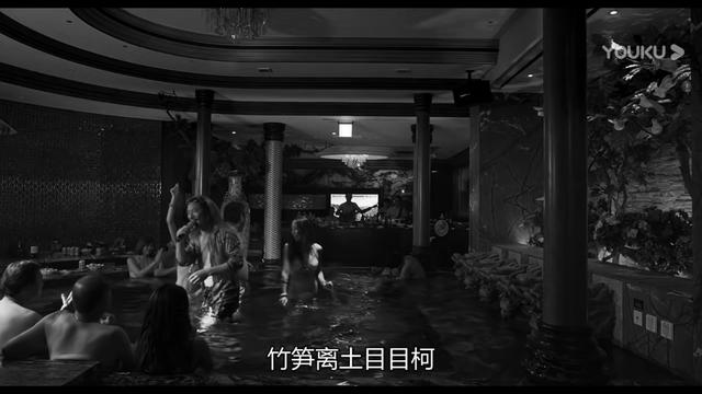 人如草芥,尸藏佛像,一个物欲横流,人人没有尊严的黑白世界