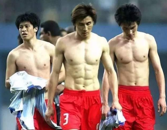 中国男足秀肌肉,女足姑娘觉得逗!球迷:腰上的是肥肉吗?