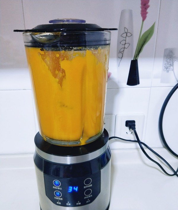 3.蒸好的南瓜,晾凉,放入破壁机中,打成南瓜泥!