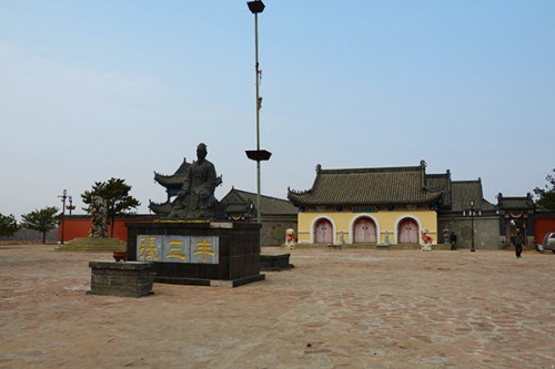 张三丰故居位于阜新蒙古族自治县塔营子乡,据明史记载;张三丰是一代