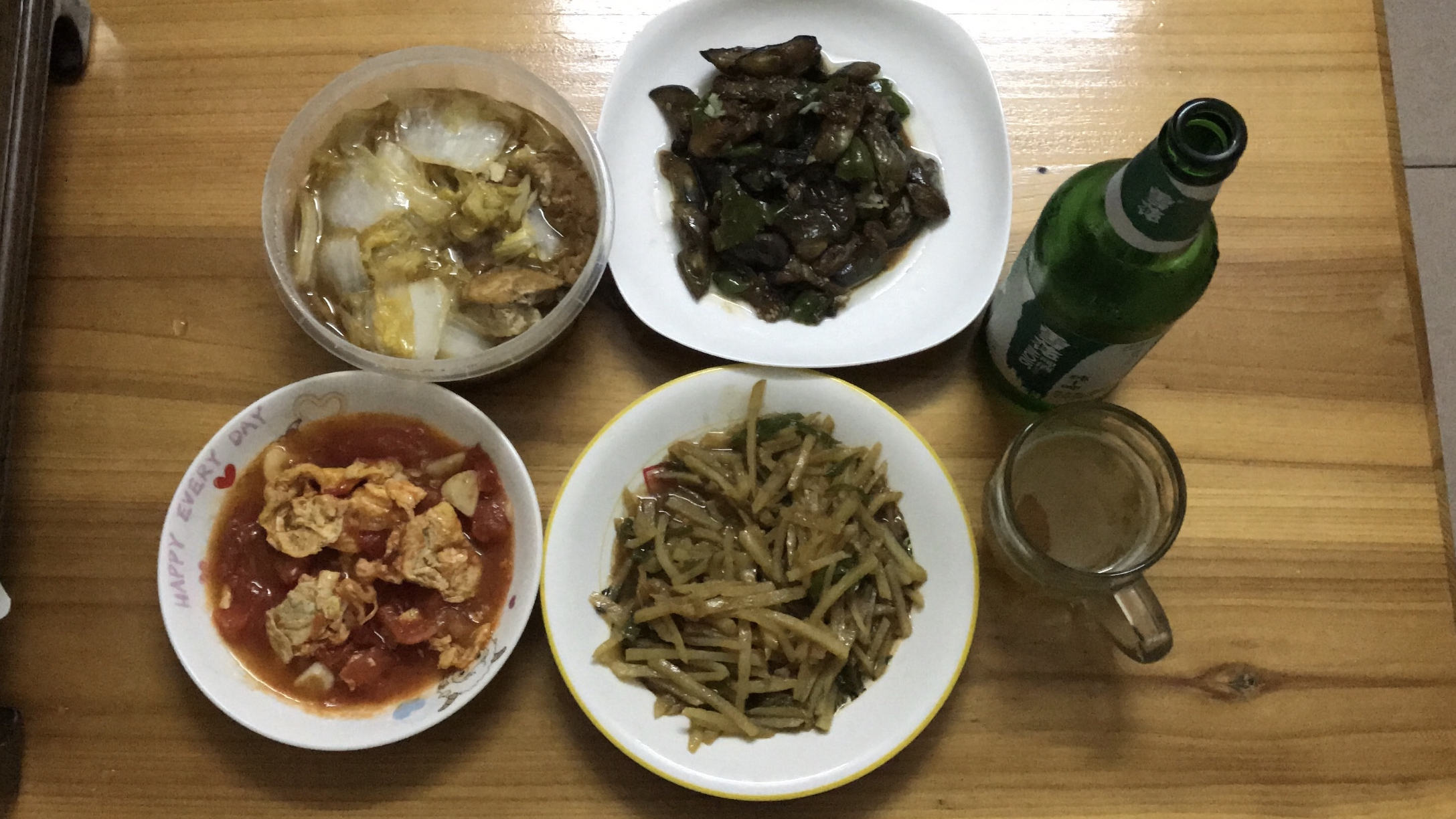 烧茄子辣椒炒土豆西红柿炒蛋白菜炖豆腐喝啤酒今天我做饭不要外卖