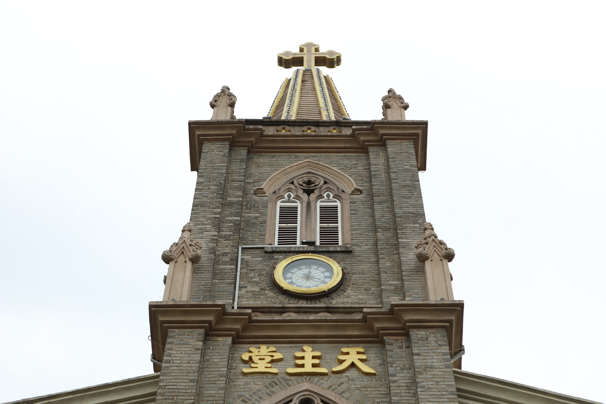 在教堂主楼的北端有20多米高的钟楼,顶上竖立的十字架有将近3米高