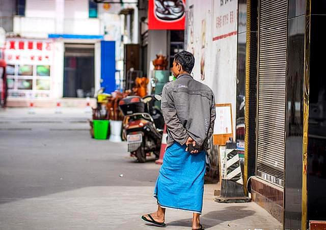 中国唯一男人穿裙子的城市,不仅穿裙子还抹粉,你知道这是哪吗?