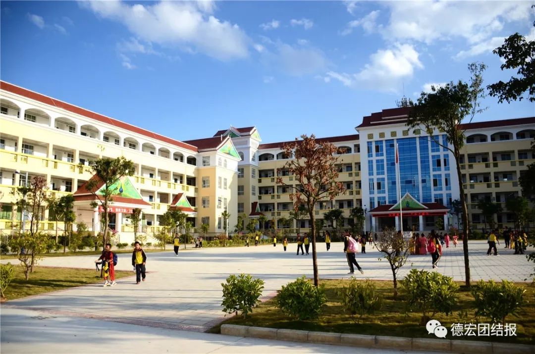 《大青树下的小学》入选小学课文,讲的是德宏这个地方