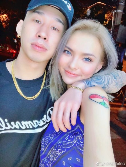 12月第一对分手超甜情侣naomi和alrocco,网友喊话这对是时候了!