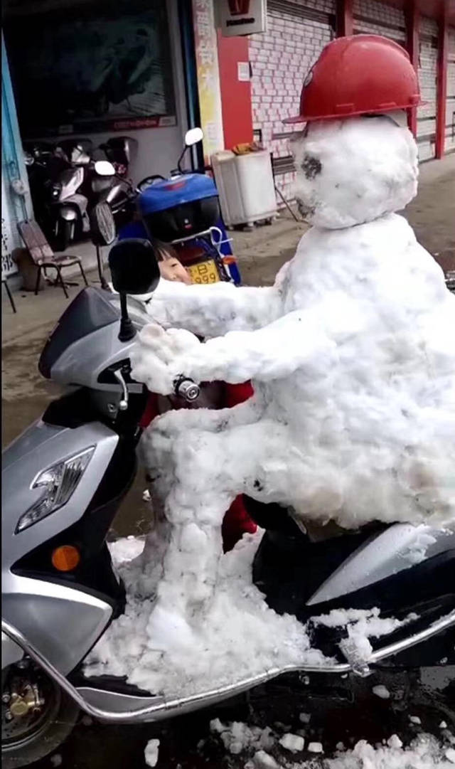 搞笑图片段子:庆元旦堆雪人,街头出现栩栩如生的雪人们