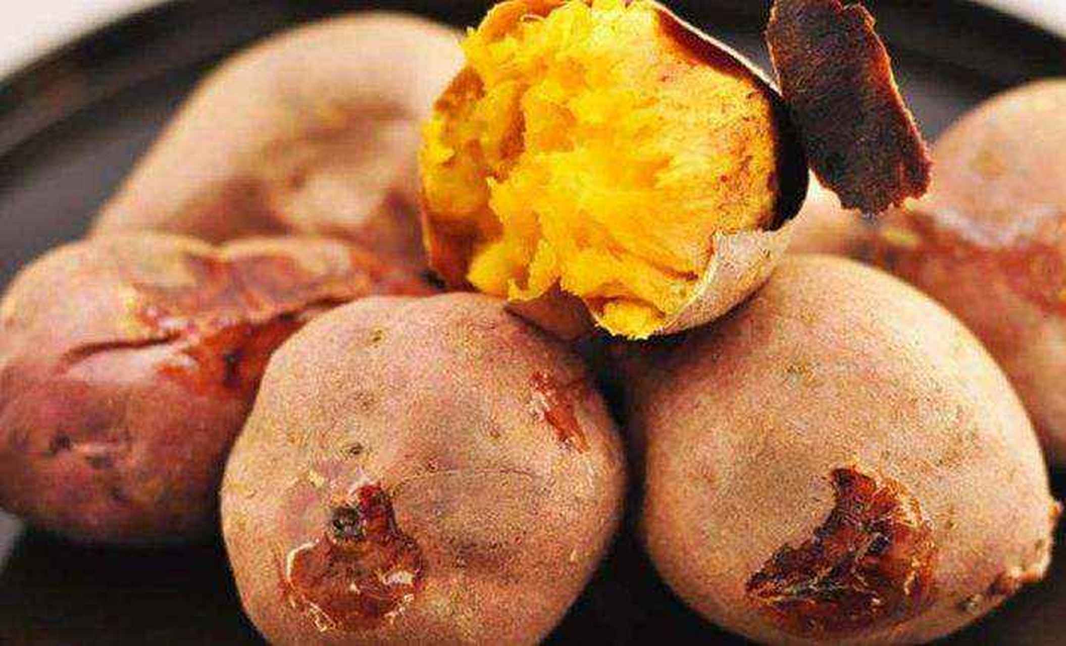 打卡济南夜市#济南夜市美食——泉城烤薯,刚刚出炉的泉城烤薯,外苹後