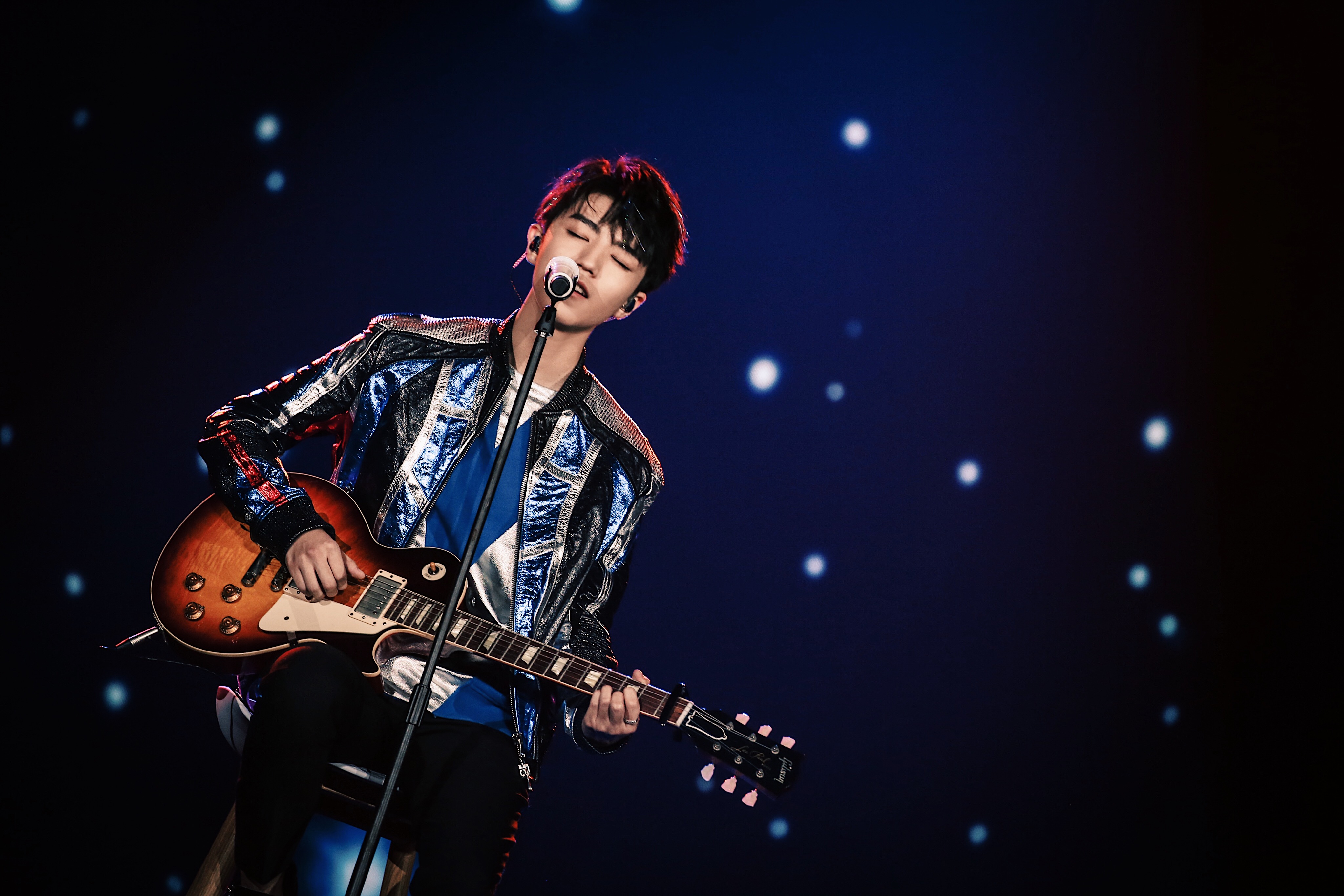 王俊凯这套是摇滚少年,满天星光下安静弹吉他的样子太美好了