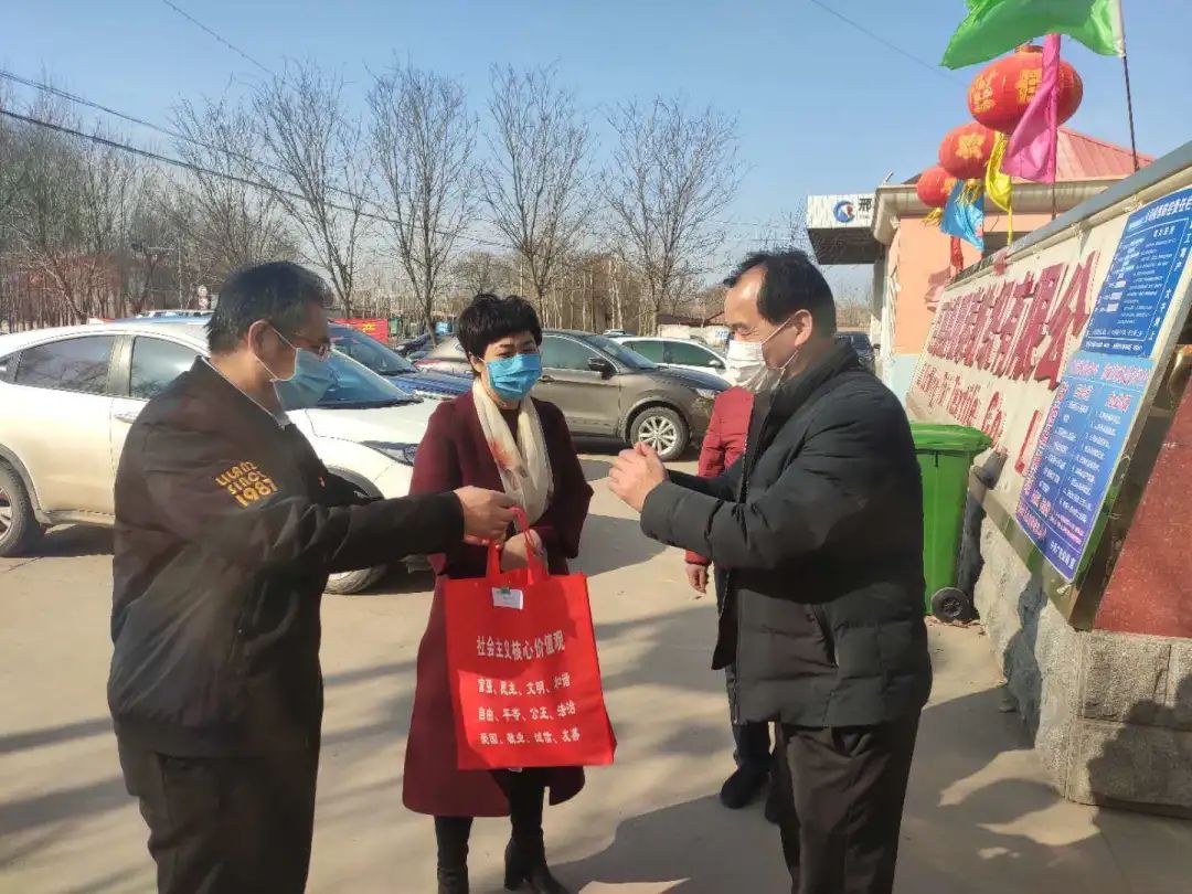 巨鹿县行政审批局局长高登伦陪同宣传部长张丽景深入企业指导工作