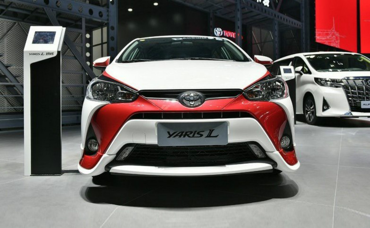 丰田最便宜的两厢车,白色车身搭丹红胡须,飞度也得被比下去