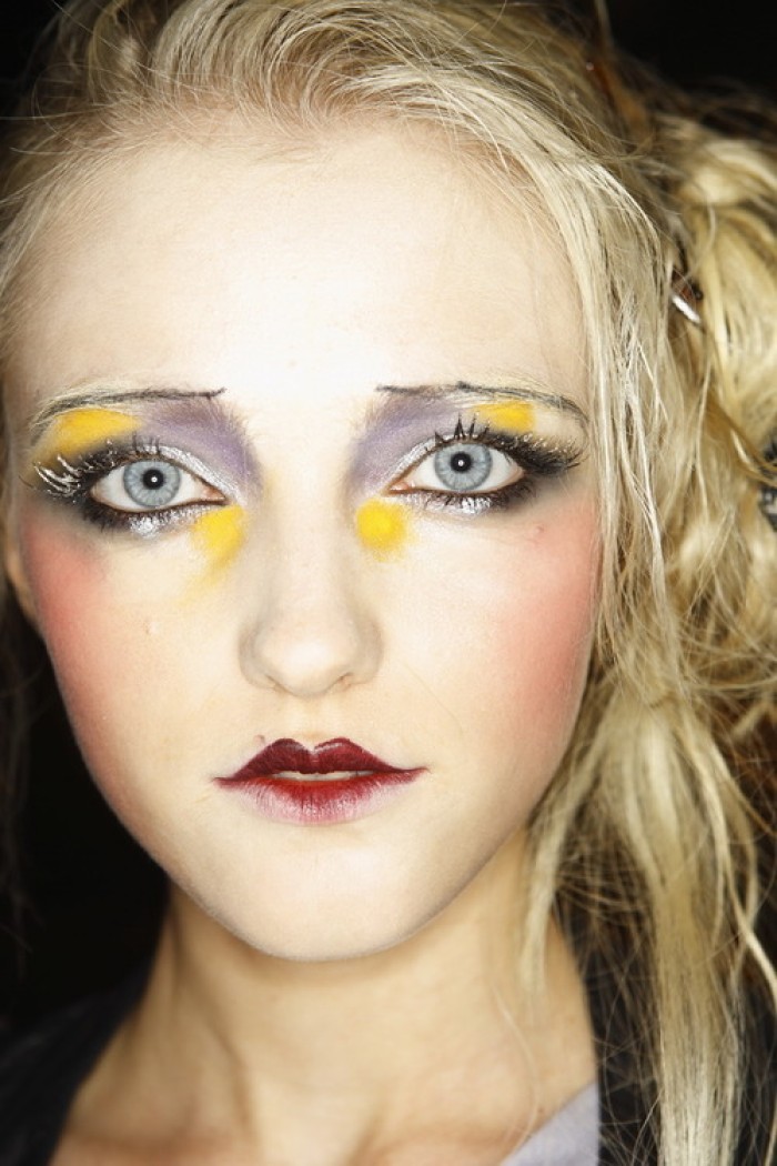 超模t台妆容:刘雯头顶"原谅色",奚梦瑶熊猫眼,小kk认不出!