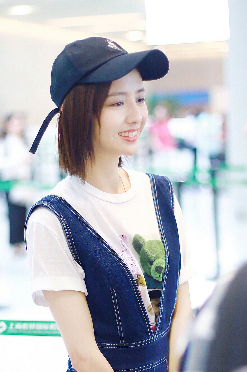 佟丽娅的短发造型在阳光下展现出蓬松美感,充满活力,如同阳光下的精灵