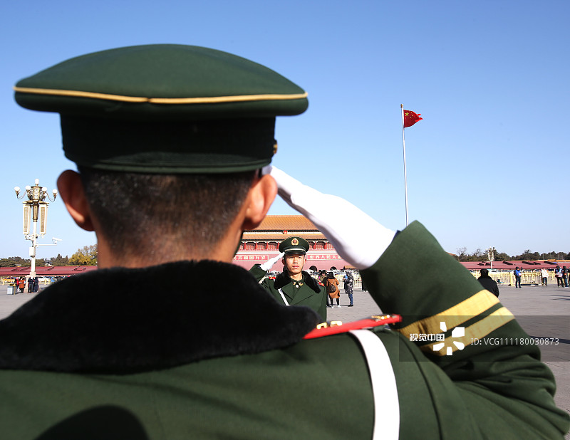 2018年12月4日,北京,解放军战士顶寒风在天安门广场站岗执勤.