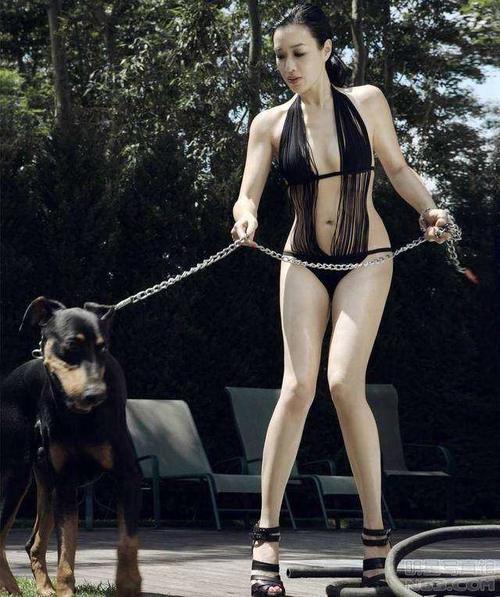 近50岁的钟丽缇素颜朝天, 肚子大如箩, 网友: 白给都不要太丑了!