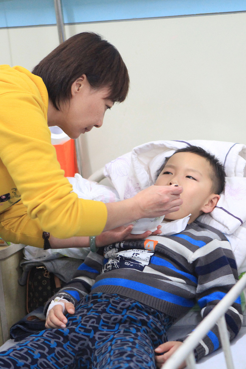 儿童失神癫痫发作可能随着年龄增长而减轻,但也可能因病变扩大或新