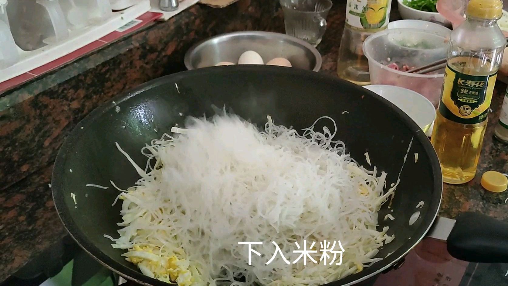 看广东大厨炒牛肉米粉就是好吃,这技术水平太棒了