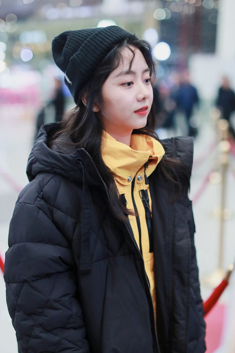 谭松韵街拍:黑色长棉服内搭thenorthface冲锋衣温暖舒适