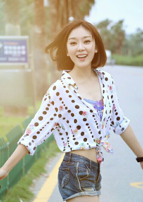 邀人傅脂粉,不自著罗衣的于蓓蓓