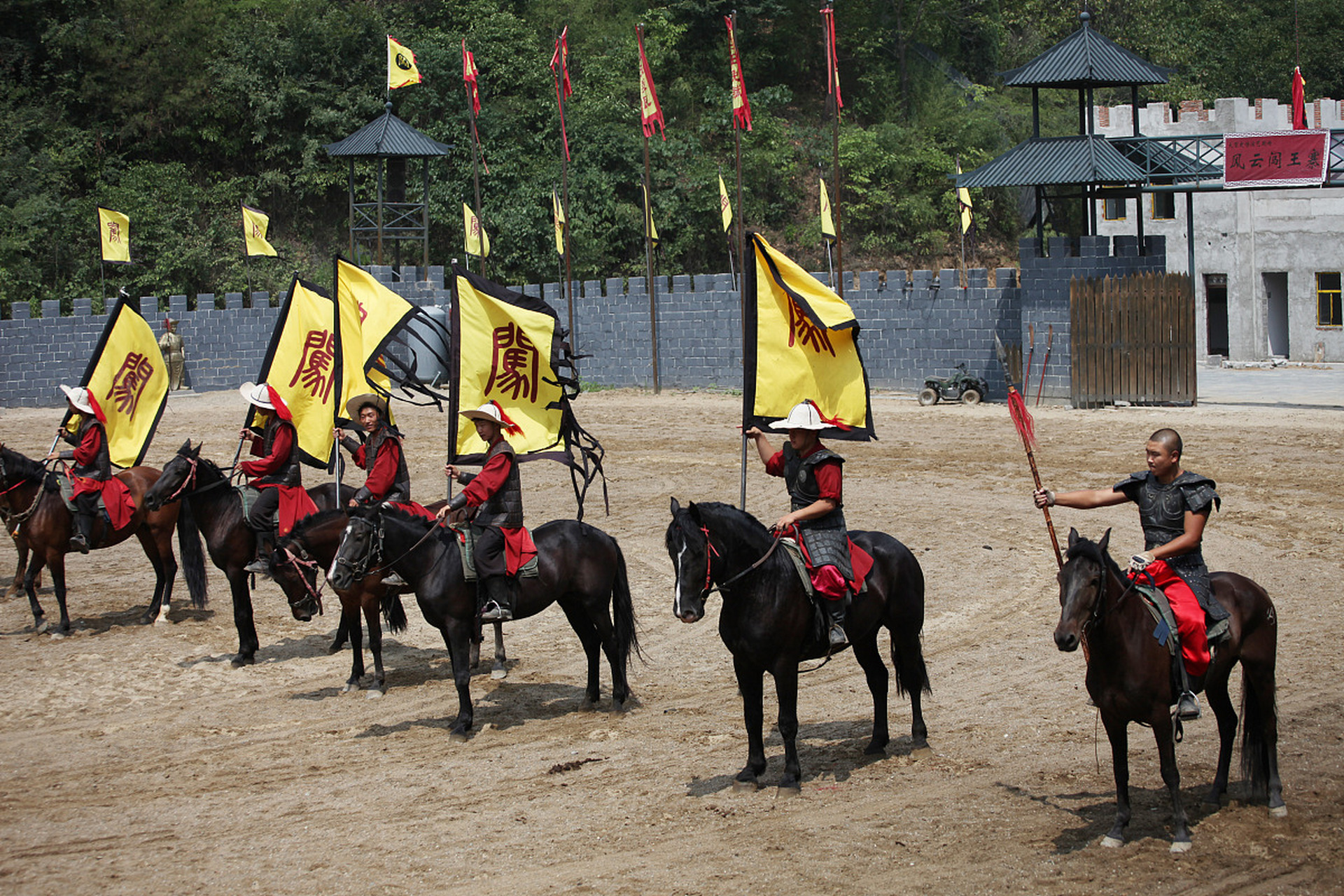 他原是明朝的一位将领,但随着李自成发动农民起义,吴三桂投降李自成