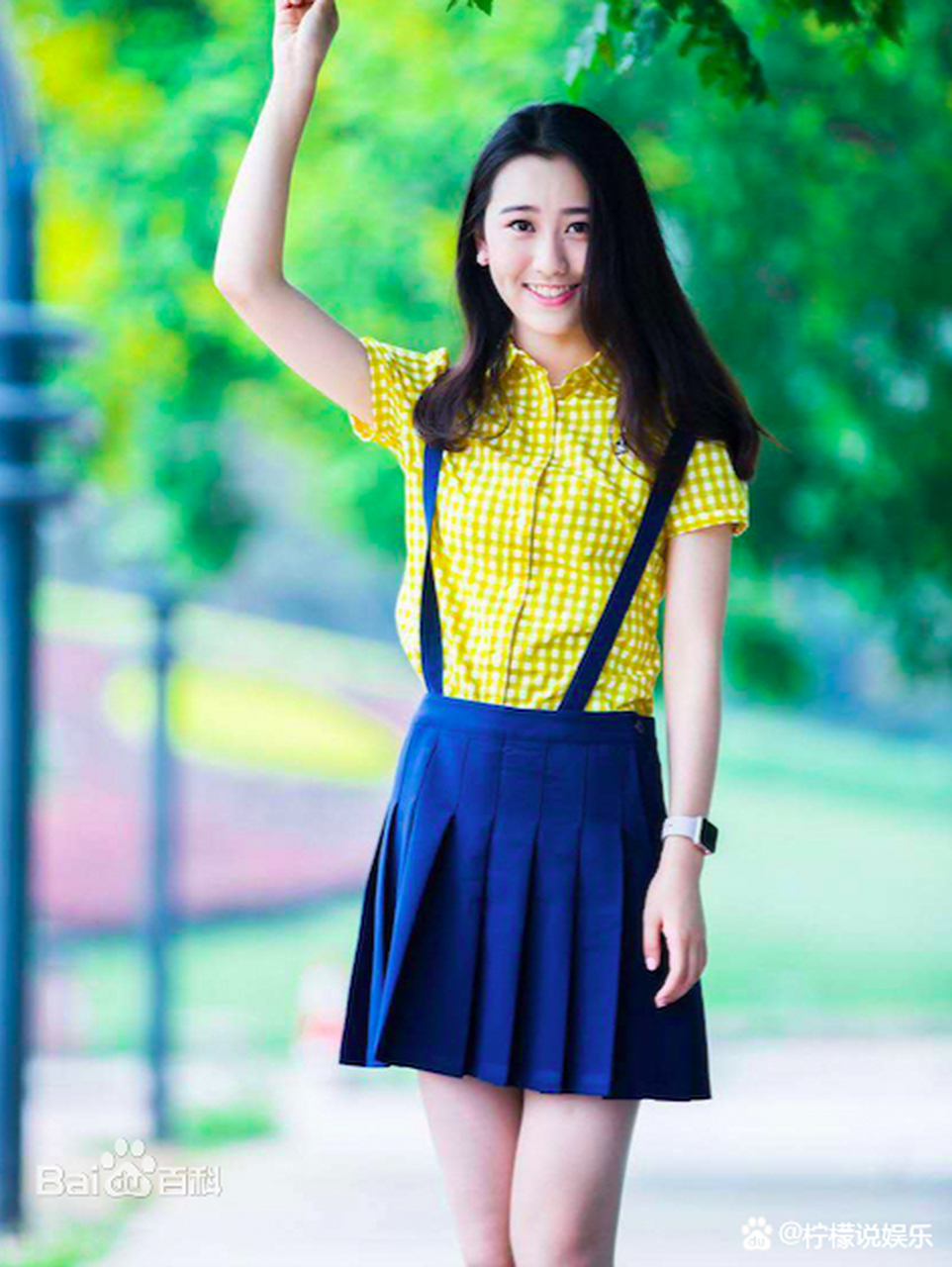 mv中,张娇娇歌声甜美动听,情景催人泪下