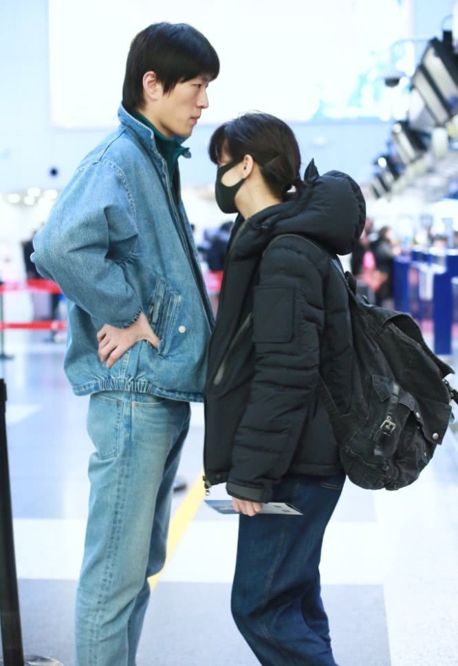 2019年1月31日,北京,男模金大川和女演员春夏牵手现身机场证实了之前