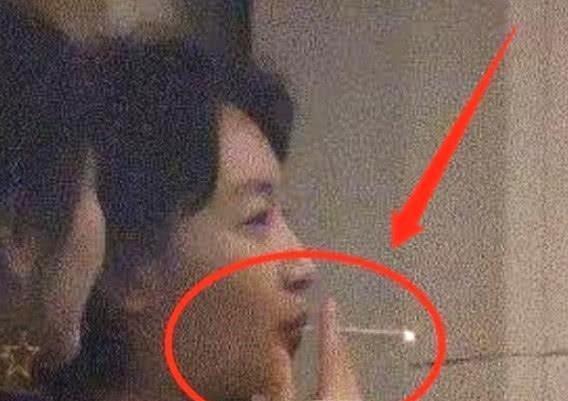谢娜好友聚会视频流出,角落抽烟的她十分抢眼,网友:人设崩塌