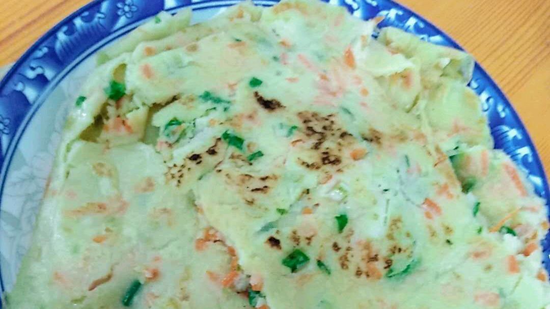 两把面粉、半根胡萝卜、几根小葱、做好吃的停不下来的煎饼