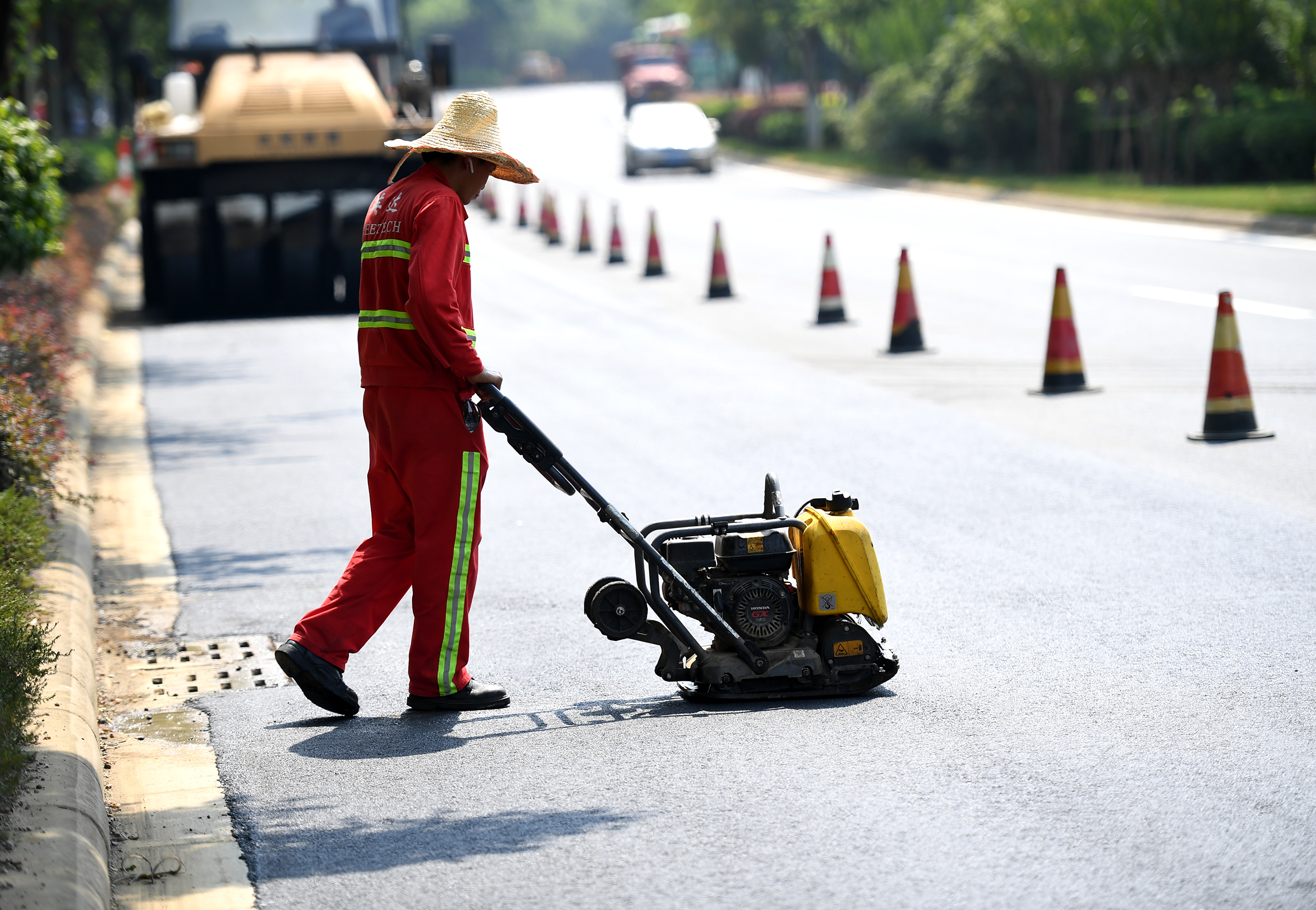 广西柳州:高温下的筑路工人(2)